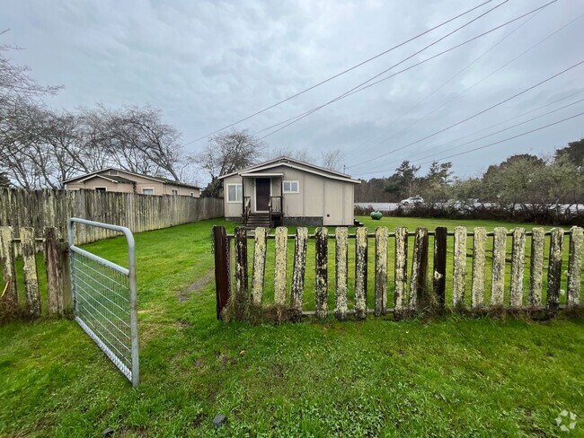 Building Photo - Very Cozy 3 Bedroom 1 Bath Beach House!