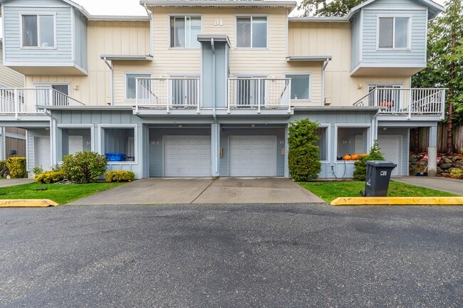 Building Photo - 3 Bedroom, 2.5 Bath Condo in Madrona Heights - Water/Sewer/Garbage included!