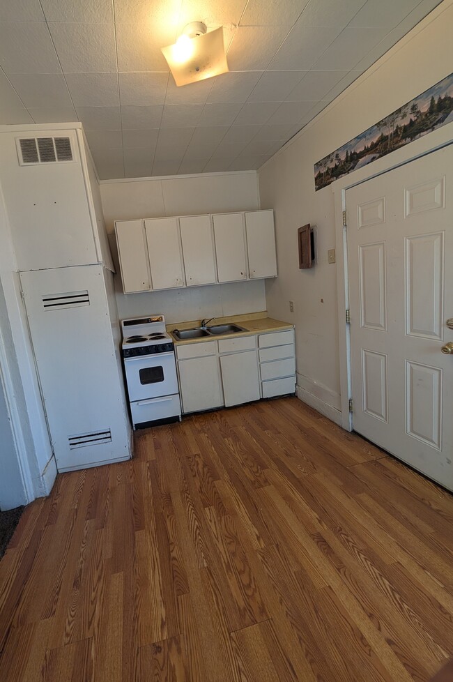 Building Photo - 138 N Main St Unit Back Rental