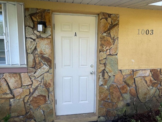 Building Photo - 2-Bedroom and 1-Bathroom