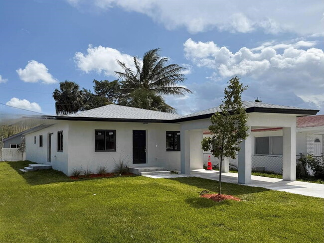 Building Photo - 2806 NW 9th Ct