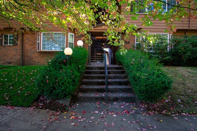 Building Photo - 2 Bedroom with Bay Window & Parking in the... Unit 02 Rental