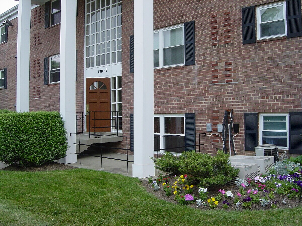 Leesburg 2 Bedroom Condo with Parking - Leesburg 2 Bedroom Condo with Parking