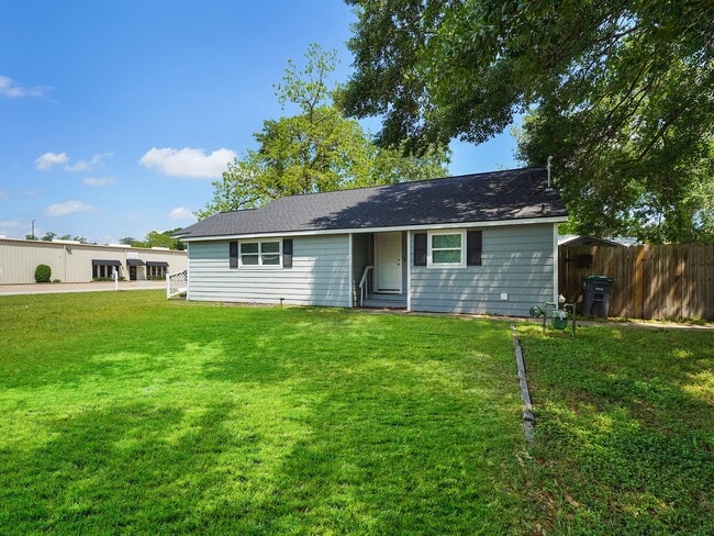 Photo - 111 Holderrieth Blvd