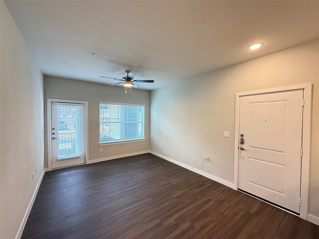 Building Photo - 2102 Antoine Dr Unit 3313 Rental