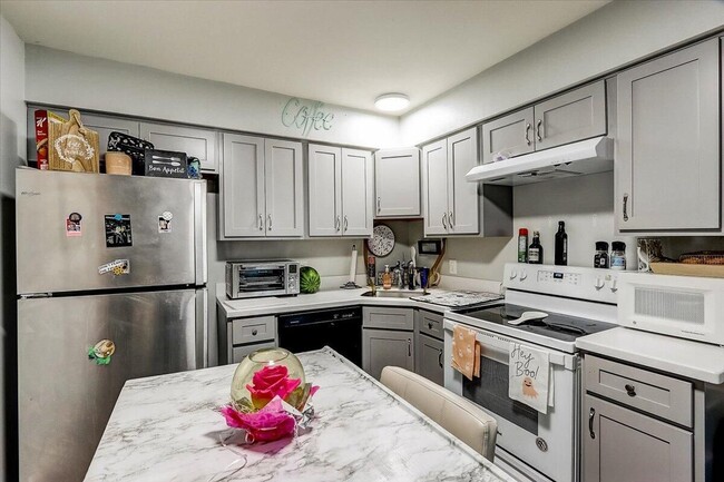 Building Photo - 827 S 84th St Unit 2