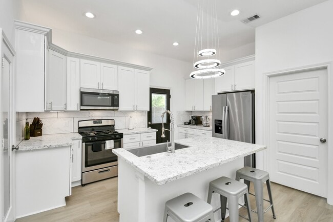 Building Photo - 7031 Eastwood St