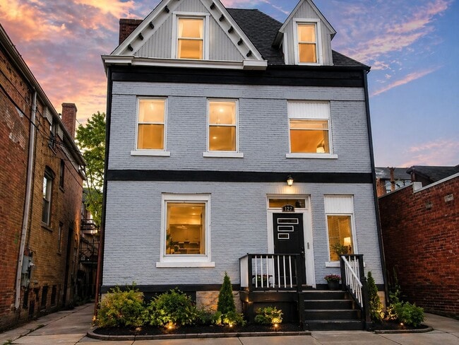 Building Photo - *** Amazing Shadyside Location * Renovated Apartment * Walk to Ellsworth and Walnut * Pet Friendl... Unit 3RD FL