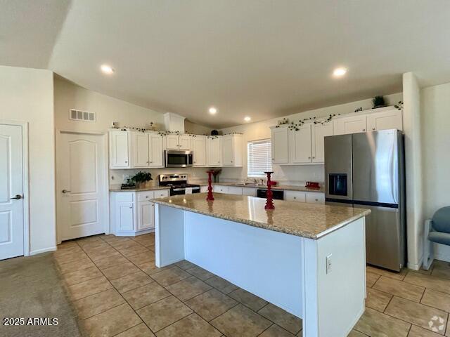 Building Photo - 120 N Royal Palm Rd Rental