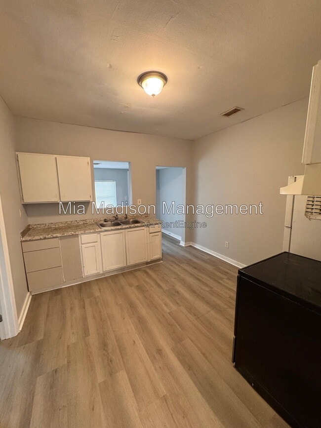Photo - 1423 Richards St