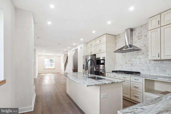 Photo - 6317 Baynton St