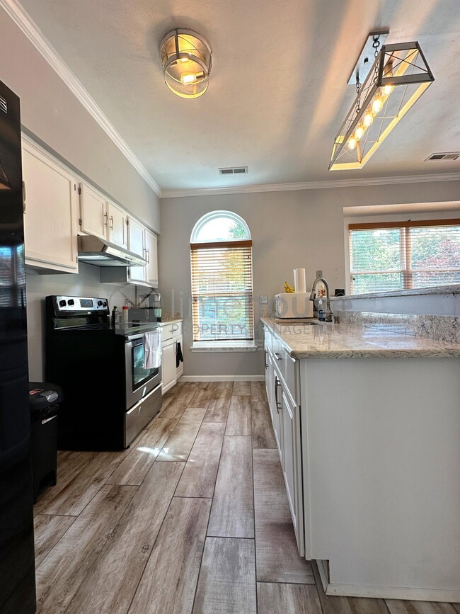 Photo - 400 Greenview Dr