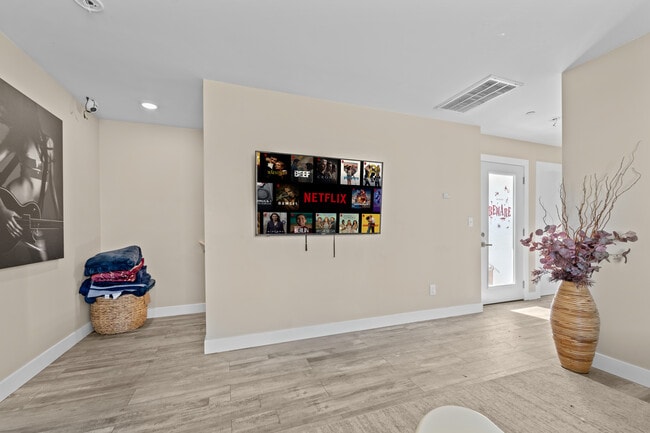 616 N Hobart