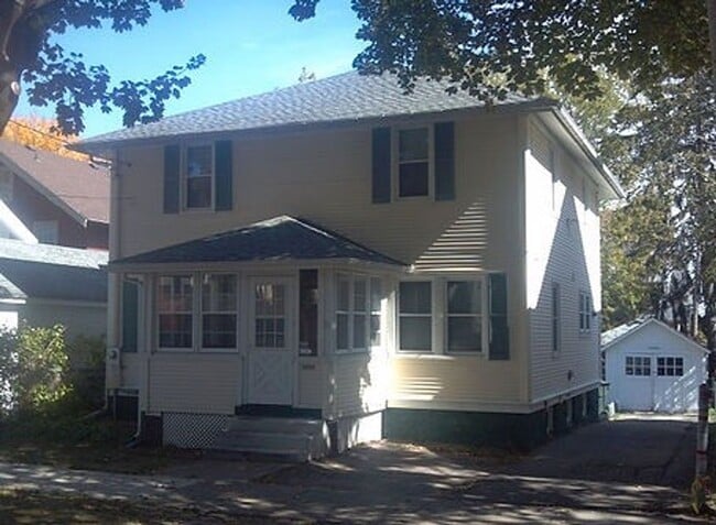 Building Photo - 5 bedroom 2.5 bathroom in the Camp Randall...