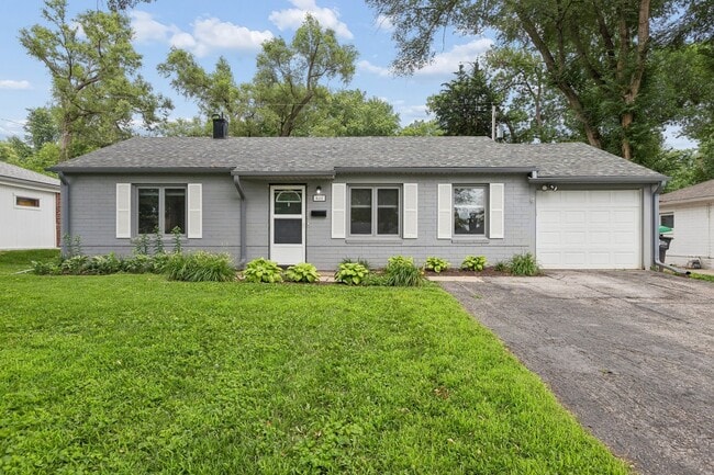 Building Photo - Charming 3-Bedroom Home in a Prime Aksarben Location!