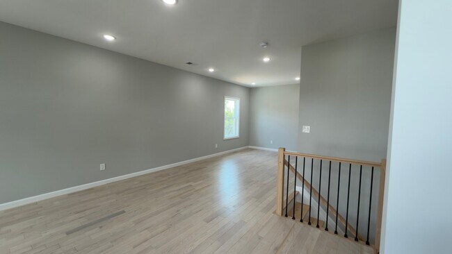 Building Photo - 565 E 24th St Unit 2 Fl