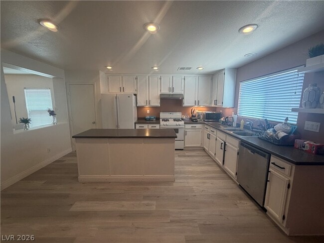 Photo - 569 Port Talbot Ave