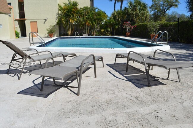 Photo - 16851 NE 23rd Ave Unidad A108