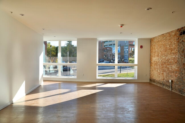 Building Photo - 439 N Salina St Unit 1 Rental