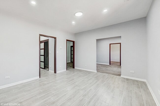 Photo - 6808 N Clark St