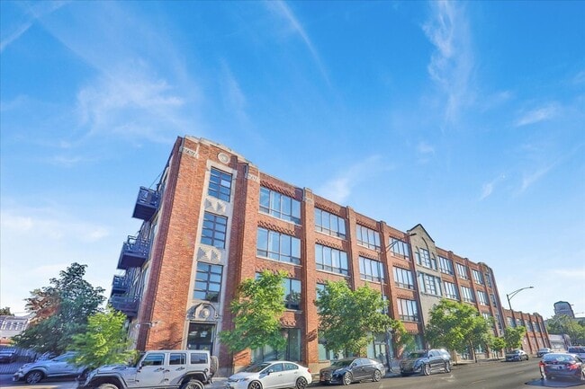 Building Photo - 4131 W Belmont Ave Unit 301 Rental
