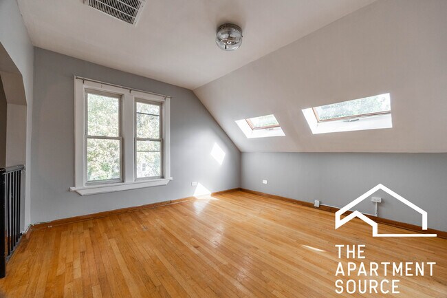 Photo - 2655 W Homer St