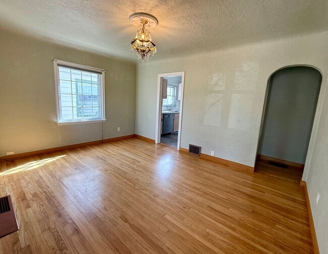 Building Photo - 3 Bedroom / 2 Bath Home - Bespoke Elegance in the University District!