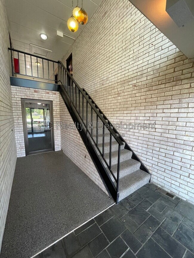 180 N Wolf Rd Unit 1d
