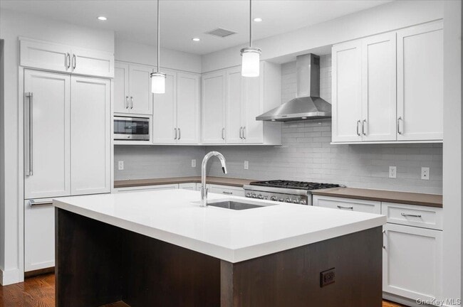 Building Photo - 422 E Boston Post Rd Unit 303