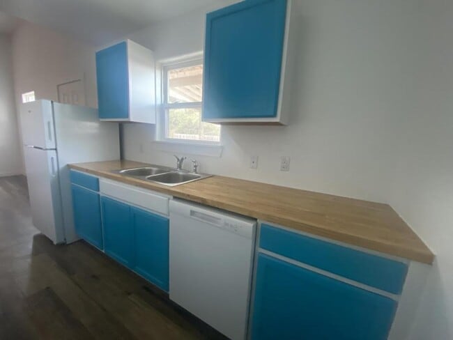 Photo - 818 Airport Rd