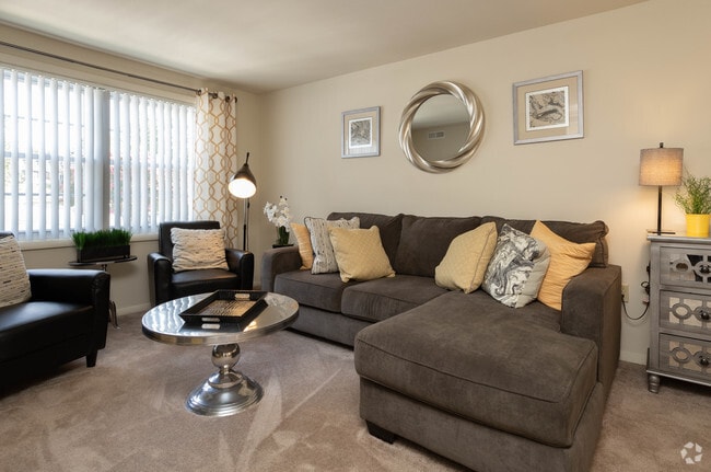 2BR, 1BA - 643 SF