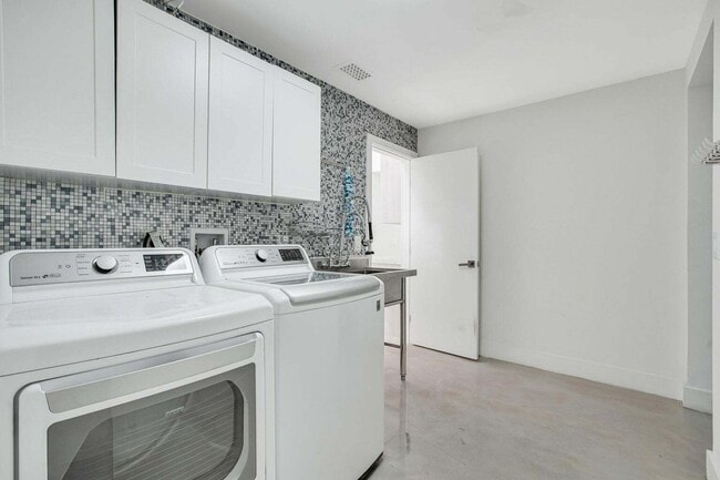 Building Photo - 7351 Valencia Dr