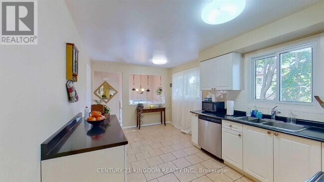 Photo - 30 Goldring Dr