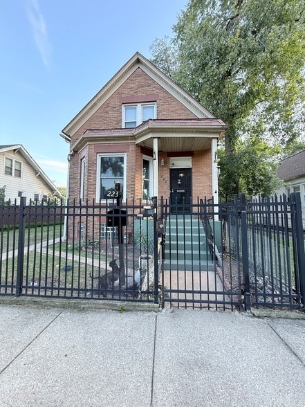 223 W 106th St