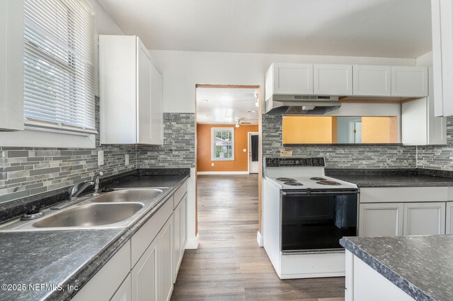 Photo - 1018 W 23rd St