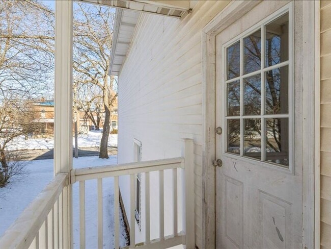 Photo - 520 1/2 W Bucyrus St- TOP FLOOR