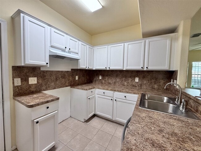 Photo - 4748 Clover St