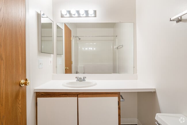 2 BR, 2 BA - 985 SF