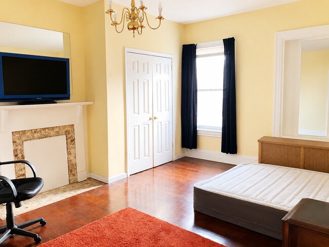 5432 Baywood St Unit 2