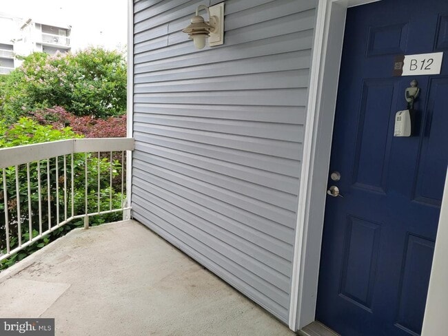 Building Photo - 3178 Summit Square Dr Unit 3-B12