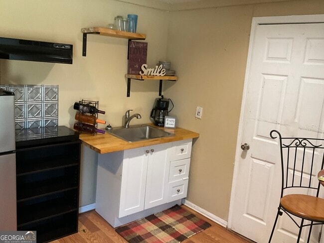 Photo - 6052 Pine St