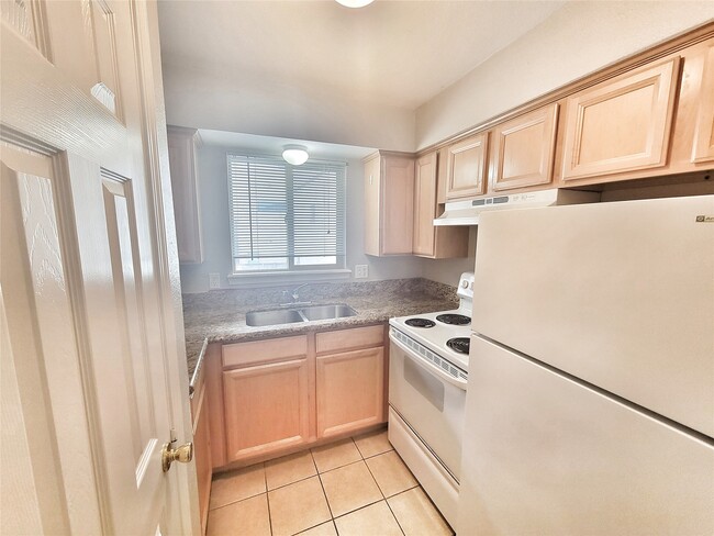 Building Photo - 1522 Yale St Unit 18