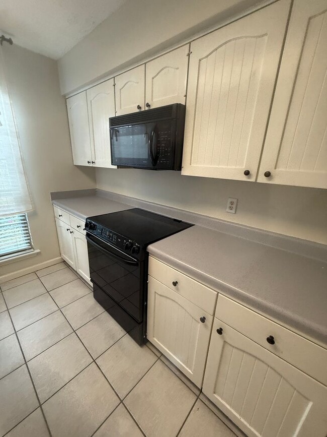 Photo - Beautiful 2 Bedroom Townhome off Jefferson
