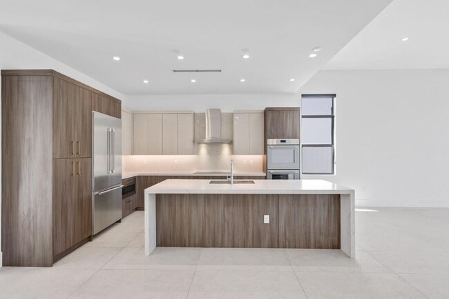 Building Photo - 655 Kingsbridge St Rental