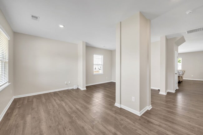 Photo - 207 Bridlewood Ln