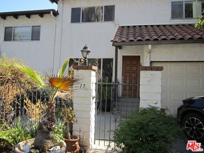 Building Photo - 5275 Colodny Dr Rental