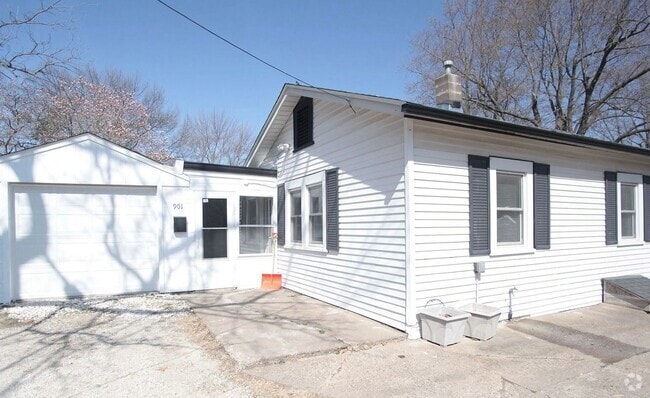 Building Photo - 2 Bedroom 1 Bath in Bettendorf with Attach... Rental