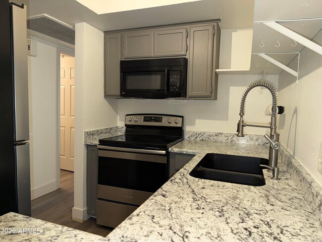 Photo - 17 E Ruth Ave Unidad 305