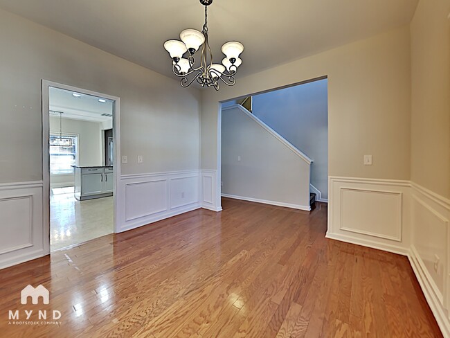 Photo - 525 Vickers Ln