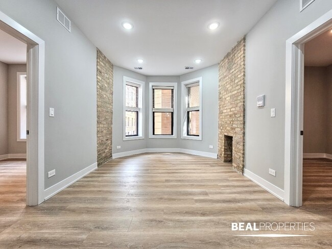 Building Photo - 428 W Belden Ave